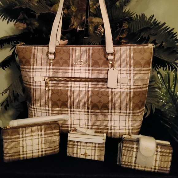COACH GALLERY TOTE IN SIGNATURE CANVAS WITH HUNTING FISHING PLAID PRINT - Picture 8 of 8